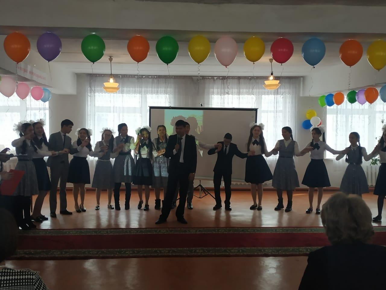 11сынып оқушылары 8 наурыз Халық аралық әйелдер мерекесімен құттықтады