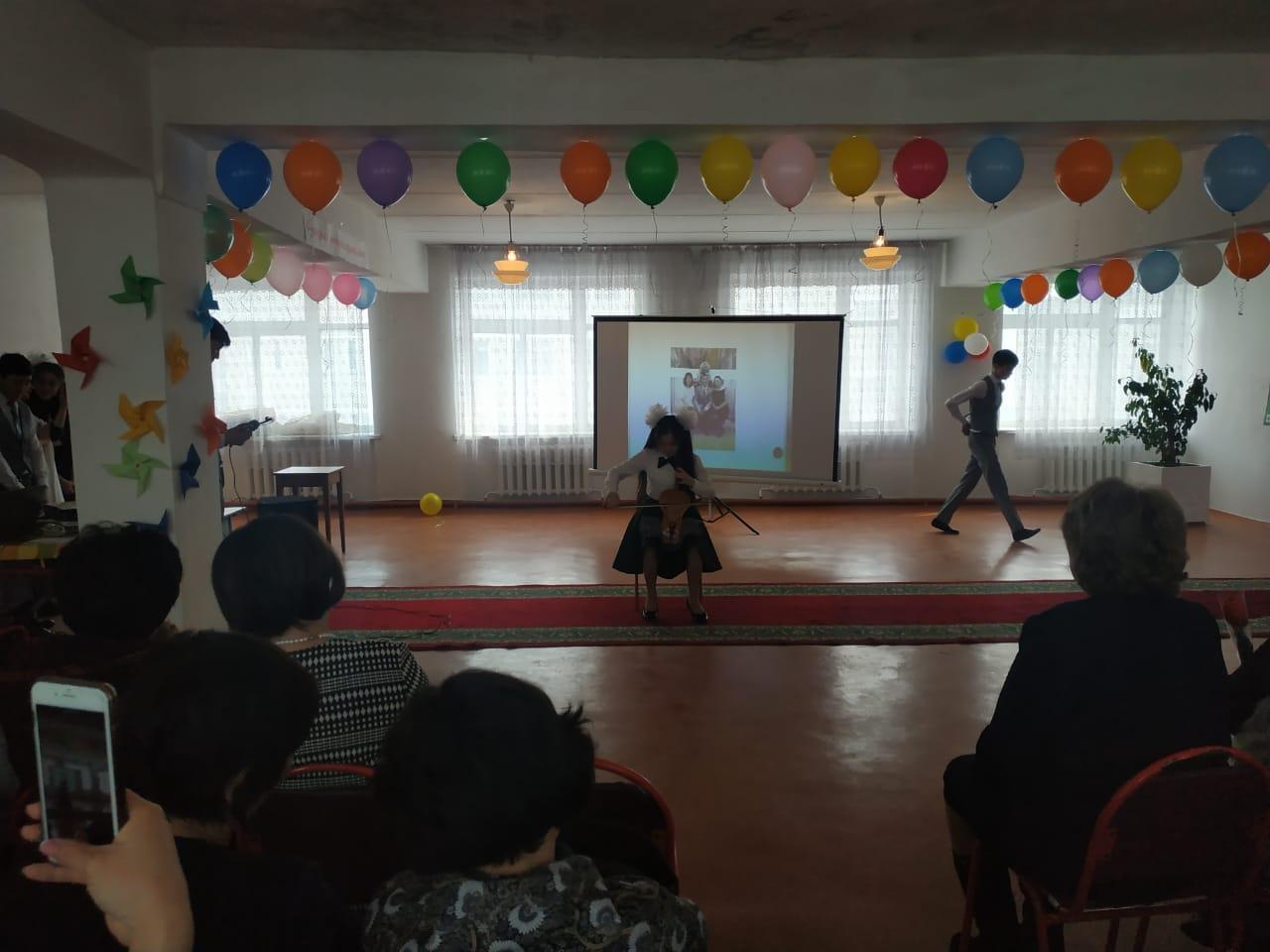 11сынып оқушылары 8 наурыз Халық аралық әйелдер мерекесімен құттықтады